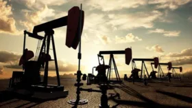 Цена барреля нефти марки Brent опустилась ниже 70 долларов впервые с 16 июня