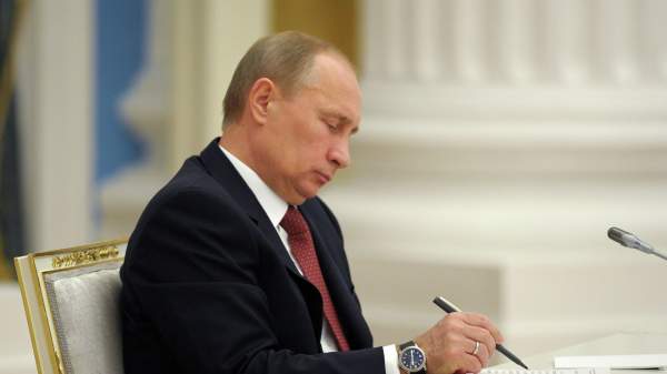 Read more about the article Путин подписал закон о выдаче справок по счетам и вкладам несовершеннолетних