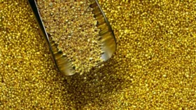 Стоимость золота слабо растет после снижения по итогам предыдущей сессии