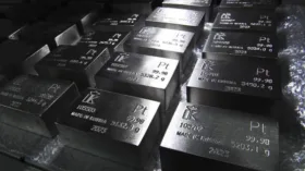Стоимость платины впервые с февраля 2021 года превысила 1350 долларов за унцию