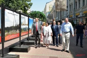 Под присмотром Жукова. На Арбате открылась выставка «Города Победы»
