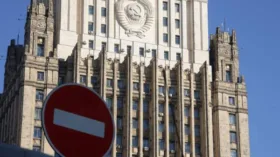 Грушко: Россия отрицательно относится к поставкам оружия Украине через НАТО