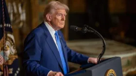 Le Point: Трамп уверен, что Киев стал препятствием для перезагрузки отношений с Россией