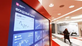 Российский рынок акций сохраняет рост в районе 5% днем четверга