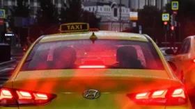 Цены на такси из центра Москвы выросли почти в три раза на фоне ограничений метро
