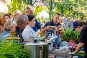 Участники столичного гастрофестиваля передают бойцам СВО продукты и вещи