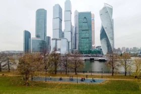 Аномально тепло. Позднякова рассказала, когда ждать снег в Москве