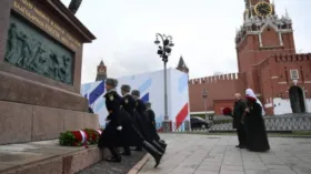 Путин в День народного единства возложил цветы к памятнику Минину и Пожарскому