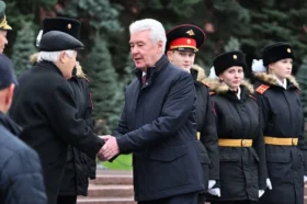 Город живых историй. На Красной площади побывали внуки героев войны