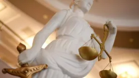 Суд в Петербурге впервые прекратил квартирный спор по схеме Долиной