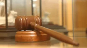 Суд в Москве продлил на полгода процедуру банкротства в отношении банка “Югра”