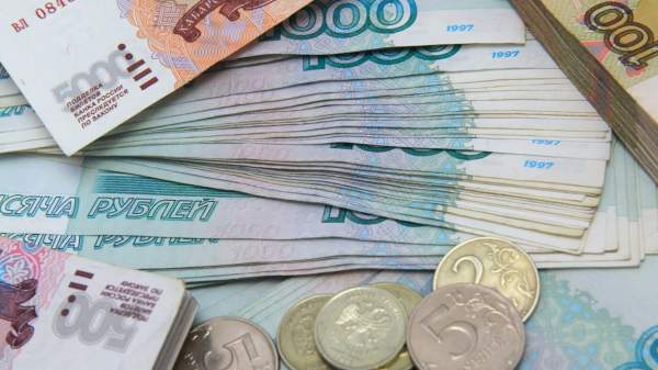 Read more about the article Рубль по итогам торгов понедельника немного снизился к юаню на Московской бирже