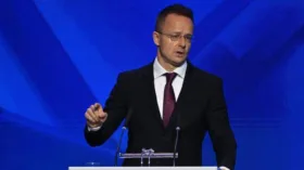 Сийярто: Венгрия не позволит Украине влиять на выборы