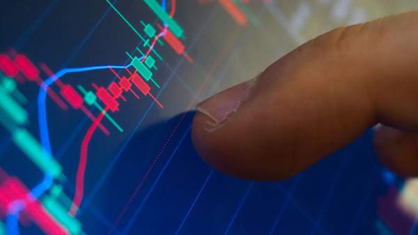 Read more about the article Рынок акций и рубль снижаются на Московской бирже в ходе дневных торгов в четверг