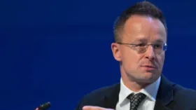 Сийярто: Киев пытается влиять на выборы в Венгрии через партию “Тиса”