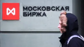Мосбиржа: рынок акций и рубль вышли в плюс после сообщений о возможном визите Уиткоффа