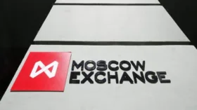 Вложения частных инвесторов на Московской бирже в 2025 году выросли почти в два раза