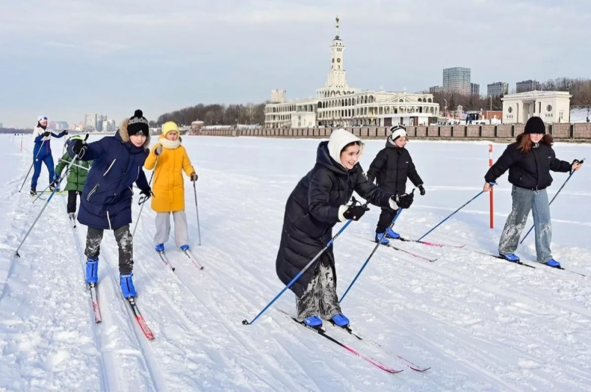 Read more about the article Учимся у чемпиона. Возле Северного речного вокзала открыли лыжную трассу