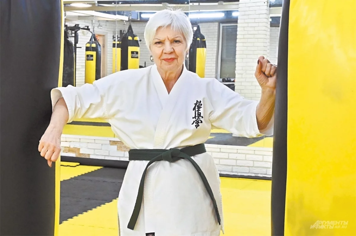 Read more about the article Заткнуть лень за чёрный пояс. 72-летняя каратистка покоряет Россию