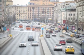 Отмыли до блеска! Первая весенняя чистка улиц с шампунем прошла в Москве