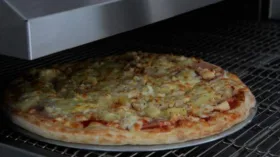 Суд вернул саратовской предпринимательнице иск о защите бренда Pizza Hut в России
