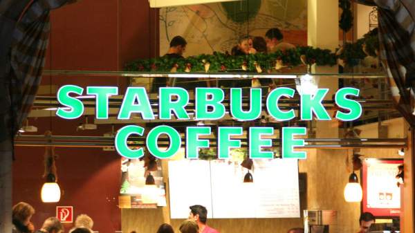 Read more about the article Starbucks зарегистрировала в России товарный знак с черно-белым логотипом