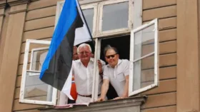 Эстонцы попали в неловкую ситуацию с флагами, вывешенными напротив границы России к 9 Мая