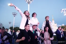 Прощание под песни Люси. Какие звезды выступят для выпускников в Москве?