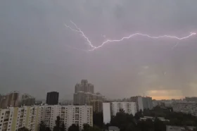 Лето-хамелеон. На Москву надвигается резкое похолодание и тропические ливни
